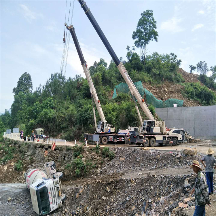 鱼峰汽车掉沟里叫吊车救援要多少钱